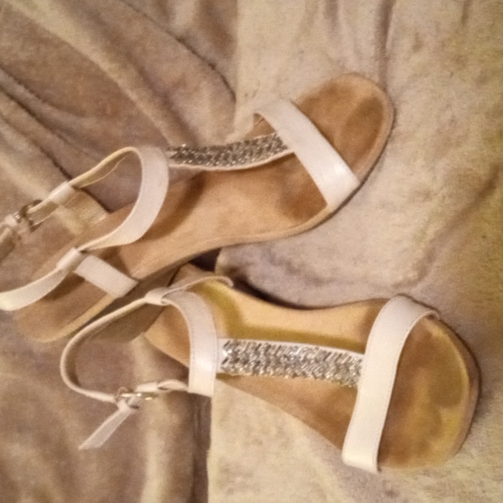 Bandolino sandals size 9 1/2 bone color